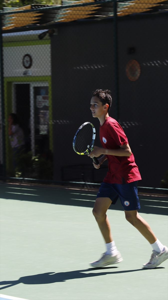 Manisa'da 14 Yaş Bahar Kupası Türkiye Serisi Tenis Turnuvası başladı