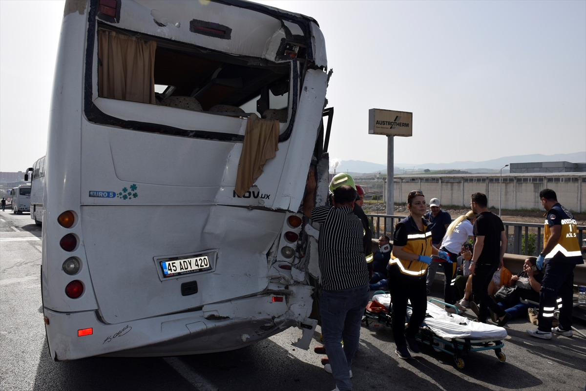 GÜNCELLEME – Manisa'da iki servis midibüsü ile otobüsün çarpışması sonucu 35 kişi yaralandı