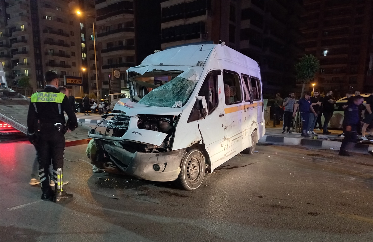 Manisa'da minibüsle çarpışan otomobilin sürücüsü öldü