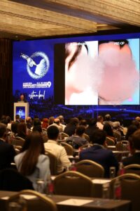 - Medicana Ataköy Hastanesi'nde gerçekleştirilen canlı cerrahiler, kongre salonunda canlı