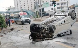 MERSİN (AA) – Mersin’in Toroslar ilçesinde otomobilin kaldırıma çarpması sonucu