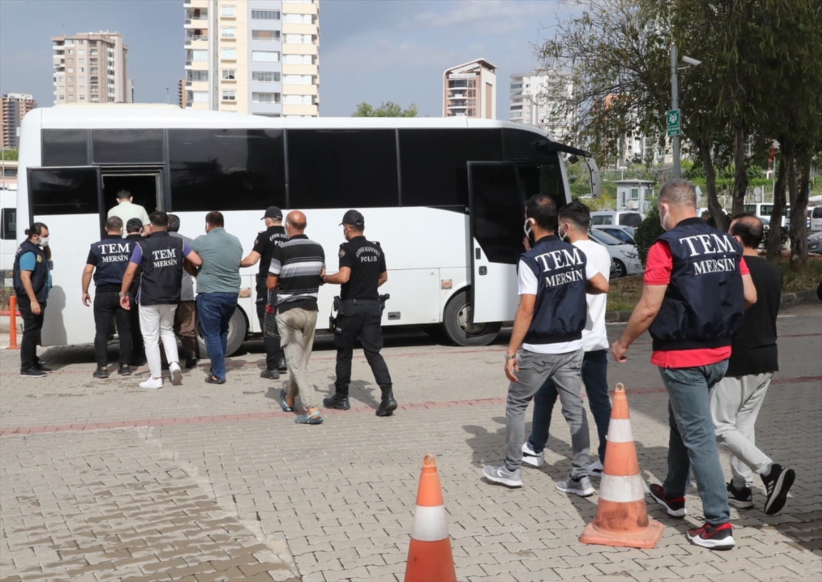 Mersin'de terör örgütü DEAŞ operasyonunda yakalanan 6 zanlı tutuklandı