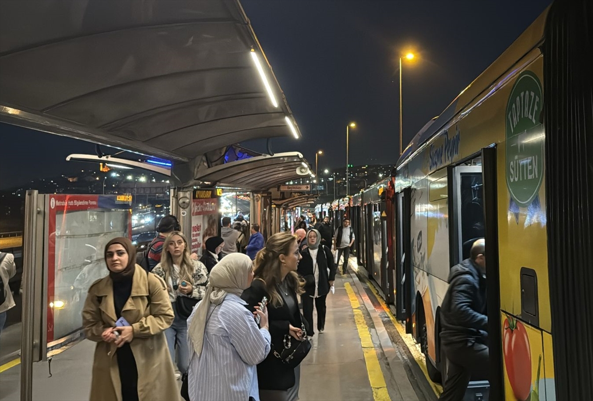 Metrobüsteki arıza nedeniyle yolcular tahliye edildi