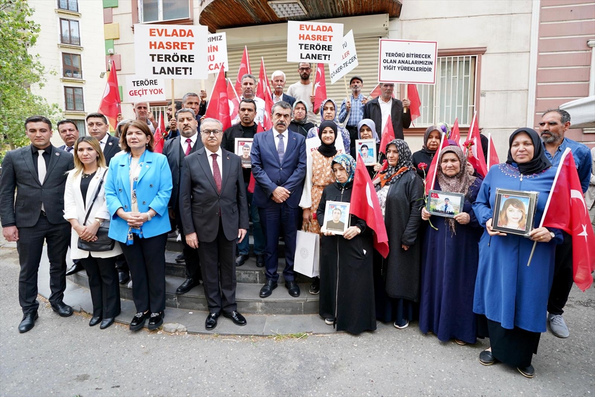 Milli Eğitim Bakanı Yusuf Tekin, Diyarbakır annelerini ziyaret etti