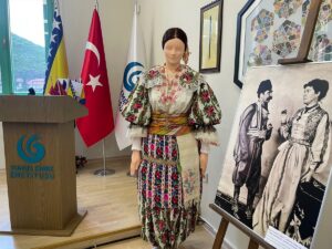 MOSTAR (AA) – Bosna Hersek'in Mostar şehrinde "Hırvat geleneksel kıyafetlerinde