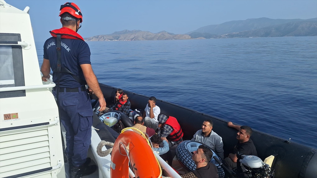 Muğla açıklarında sürüklenen bottaki 30 düzensiz göçmen kurtarıldı