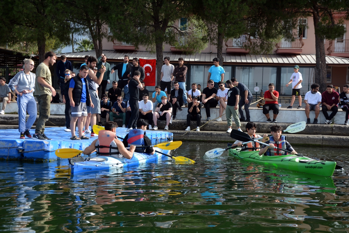 Muğla'da gençler 19 Mayıs'ı kürek çekerek kutladı