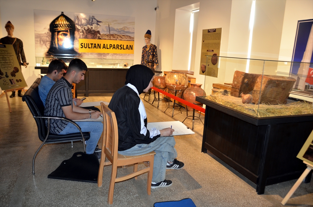Muş'ta öğrenciler ziyaret ettikleri müzedeki eserleri resmetti