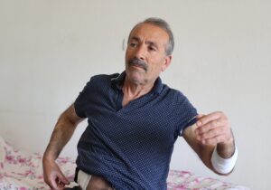 - Köpeklerin esnafa saldırdığı anlar bir iş yerinin güvenlik kamerasınca