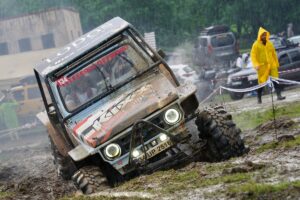 - Vali Selçuk Aslan, pistte off-road aracına binerek yarışa katıldı