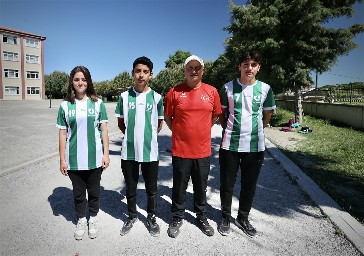 Okul bahçesinde bocce çalışan öğrenciler, Türkiye Şampiyonası'ndan madalyalarla döndü
