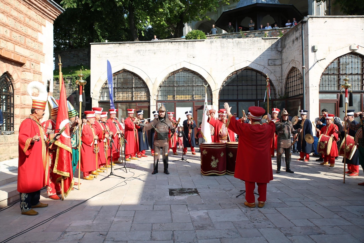 Osmanlı'nın 4. sultanı Yıldırım Bayezid'in türbesindeki örtü yenilendi