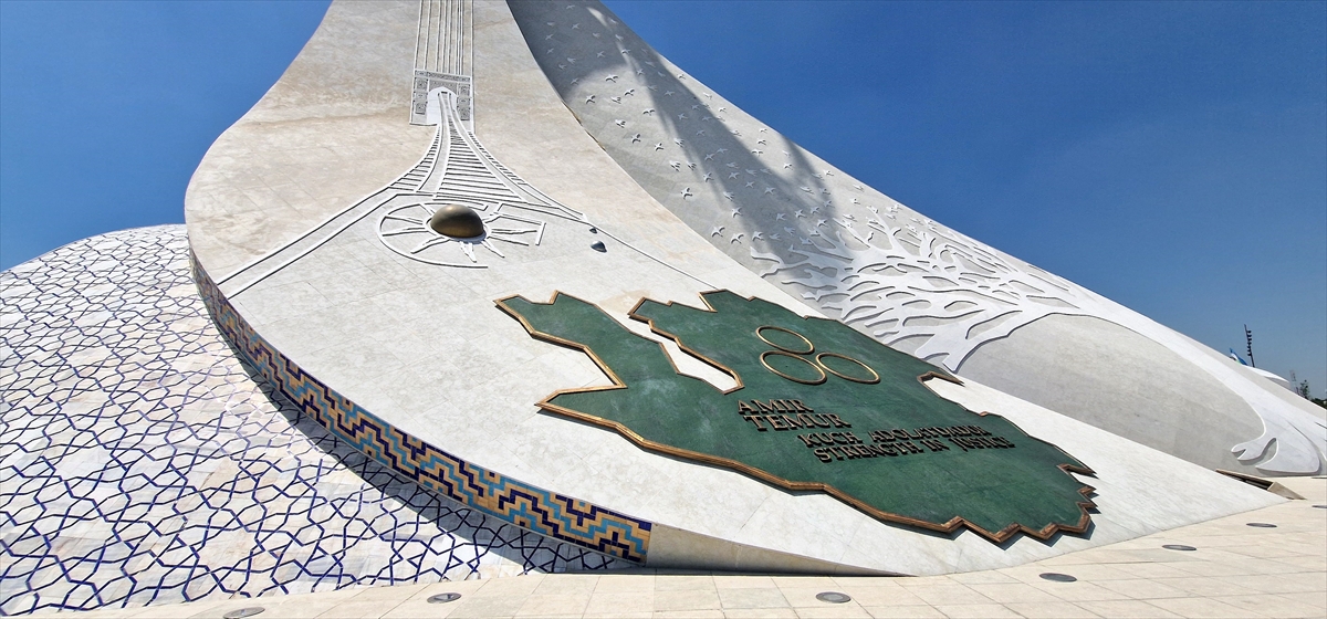 Özbekistan'daki Bağımsızlık Anıtı, halkın 3 bin yıllık geçmişini yansıtıyor