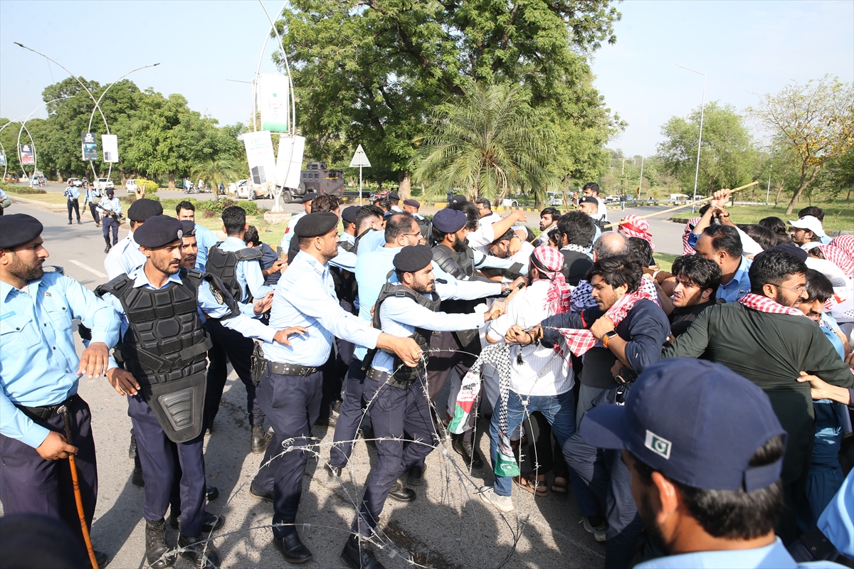 Pakistan'da yüzlerce kişi, İsrail'e destek veren ABD'yi protesto etti