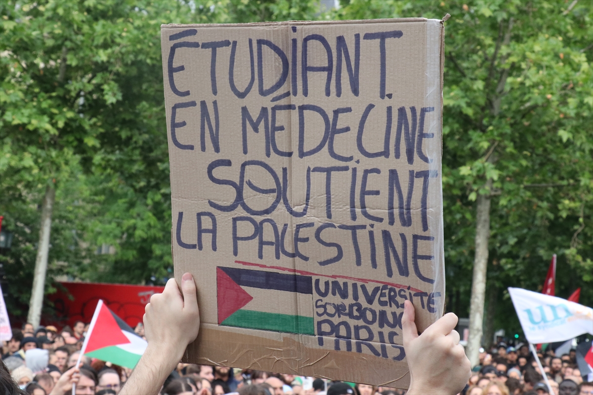 Paris'te Filistinlilerle dayanışma gösterisi düzenlendi
