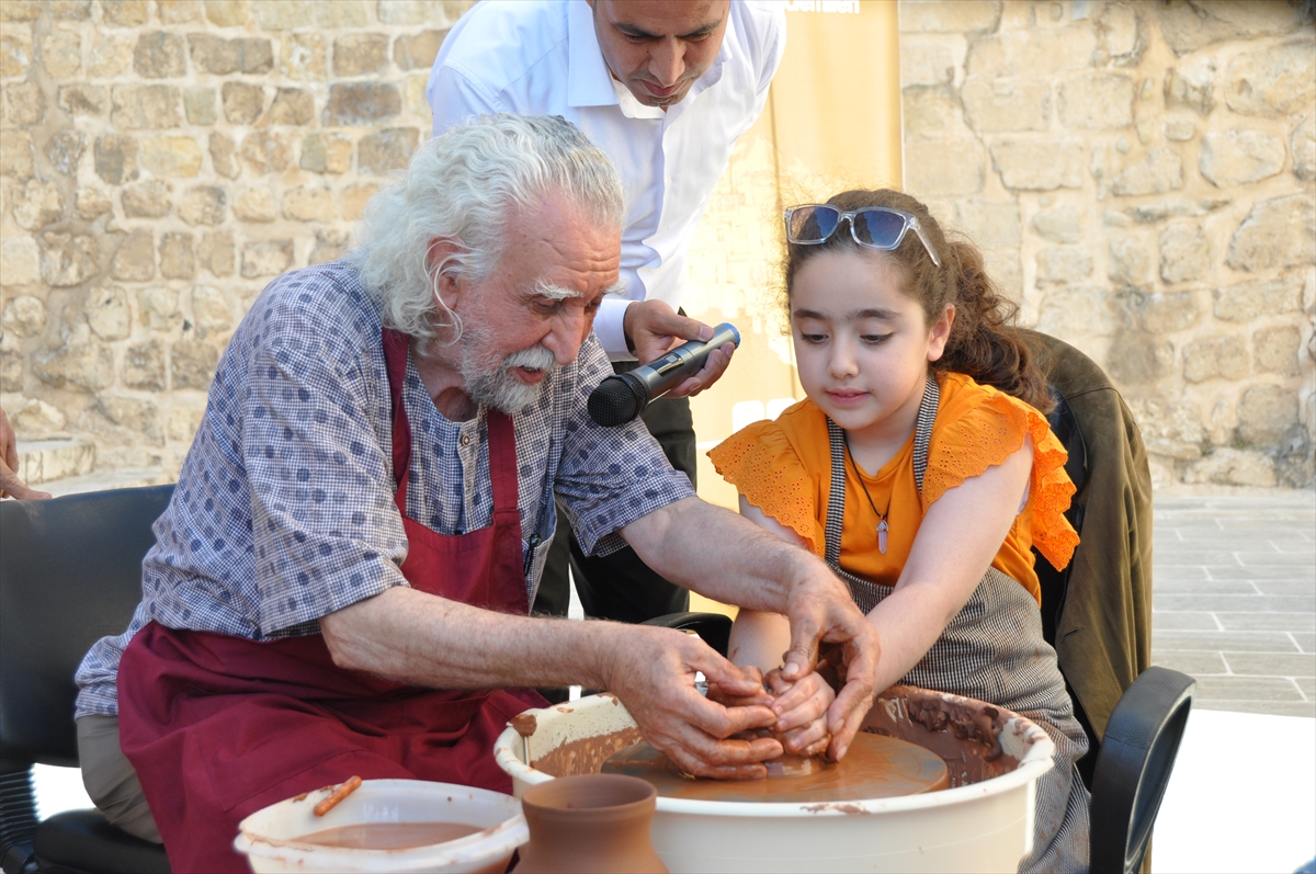 MARDİN (AA) – Ressam İsmet Yedikardeş, Mardin'de sevenleriyle söyleşide bir