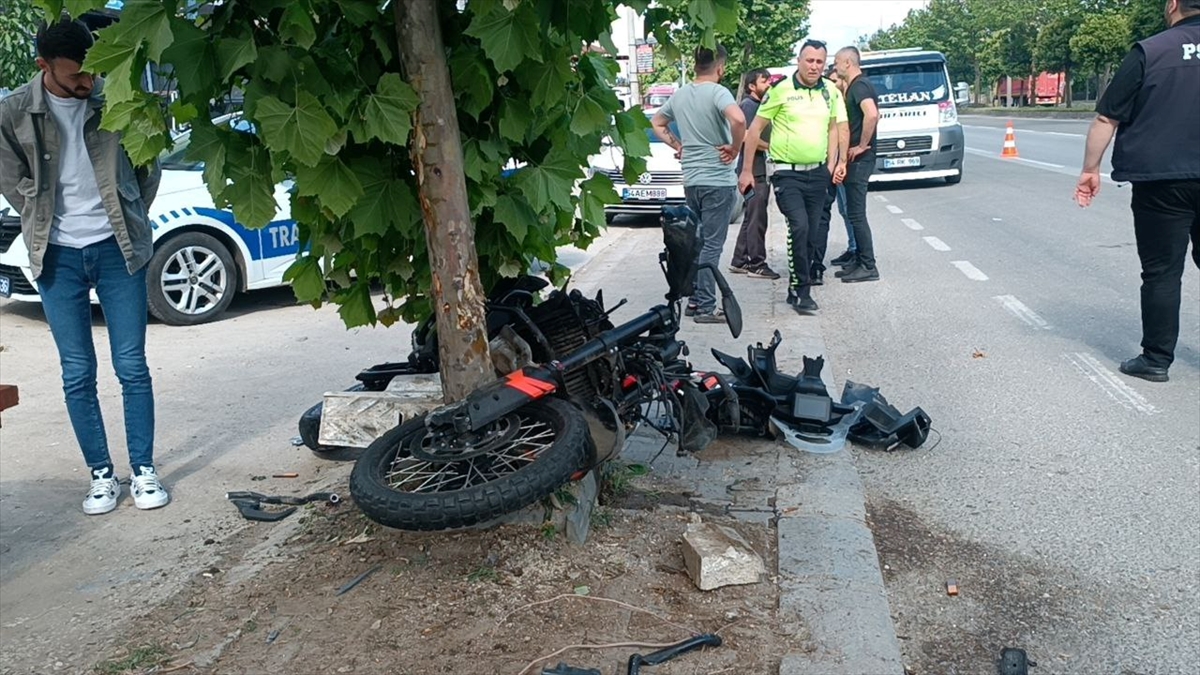 Sakarya'da ağaca çarpan motosikletin sürücüsü öldü