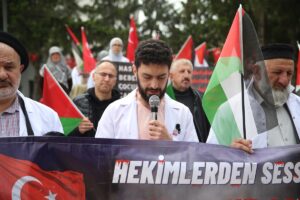 SAKARYA (AA) – Sakarya'da hekimler ve sağlık çalışanları, İsrail'in Gazze'ye