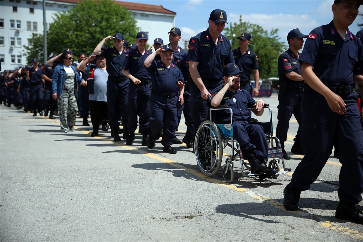 Sakarya'da kamuflaj giyen 47 engelli temsili askerlik yaptı