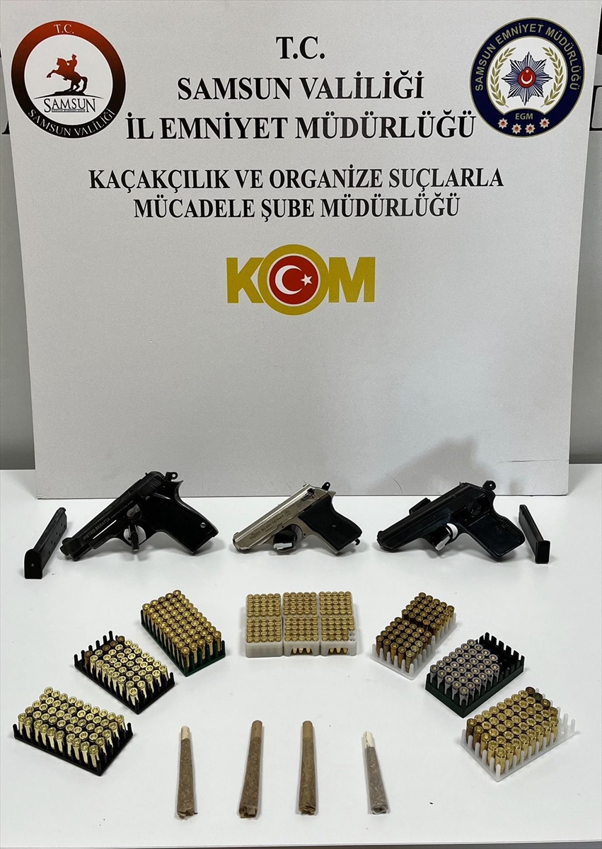 Samsun'da kaçakçılık operasyonunda çelik kasaya gizlenmiş silah ve uyuşturucu bulundu