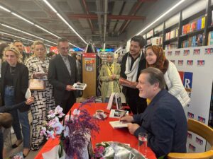 - Özhan, D&R Galataport'taki etkinlikte, 1990'lı yıllardaki edebi, siyasi ve