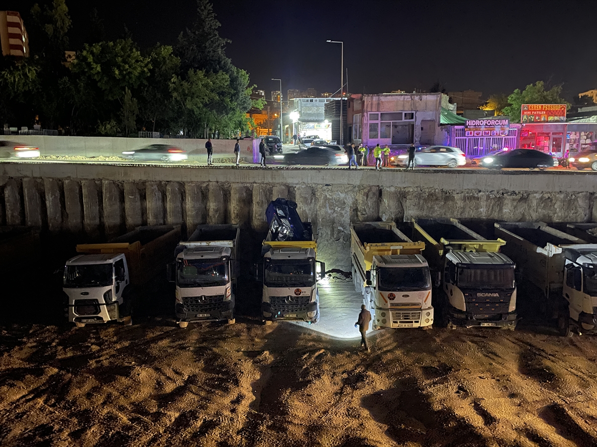 Şanlıurfa'da hafriyat kamyonun kasasına düşen otomobilin sürücüsü yaralandı