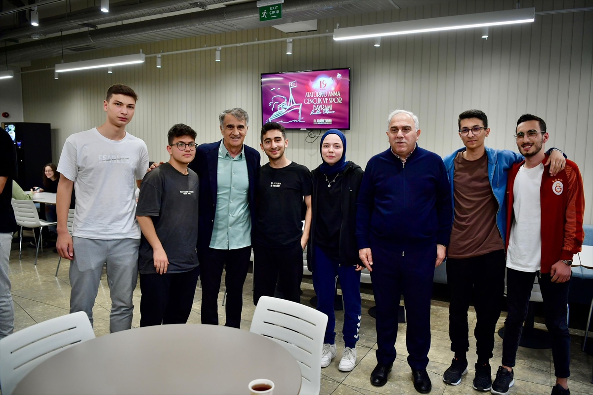 Şenol Güneş, Fatih Belediyesi tarafından yapılan kütüphaneleri ziyaret etti