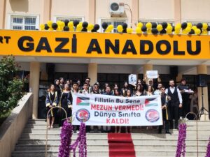 SİİRT (AA) – Siirt'te lise öğrencileri, düzenlenen mezuniyet töreninde "Filistin