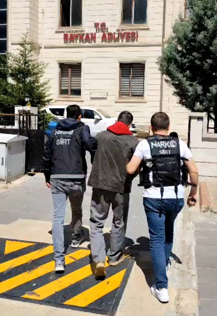Siirt'te tırda 17 düzensiz göçmen yakalandı, 7 kilogram uyuşturucu ele geçirildi