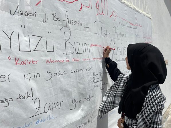 Siirt'te üniversite öğrencilerinden İsrail'in Gazze'ye yönelik saldırılarına tepki