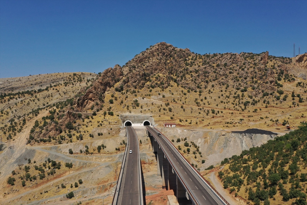 Şırnak-Cizre kara yolundaki çalışmalar nedeniyle kapanan iki tünel trafiğe açıldı