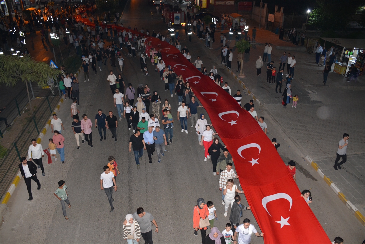 Şırnak'ta 300 metrelik Türk bayrağıyla fener alayı düzenlendi