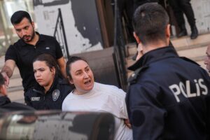 - Binanın dış cephesinde çıkan küçük çaplı yangın söndürülürken binaya