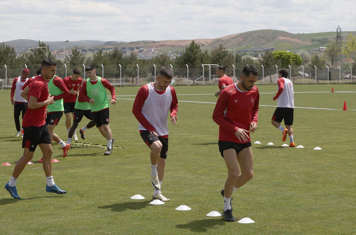 Sivasspor'da golcü futbolcu Rey Manaj'a transfer teklifleri var