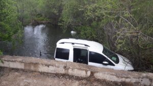 SİVAS (AA) – Sivas'ın İmranlı ilçesinde hafif ticari aracın dereye