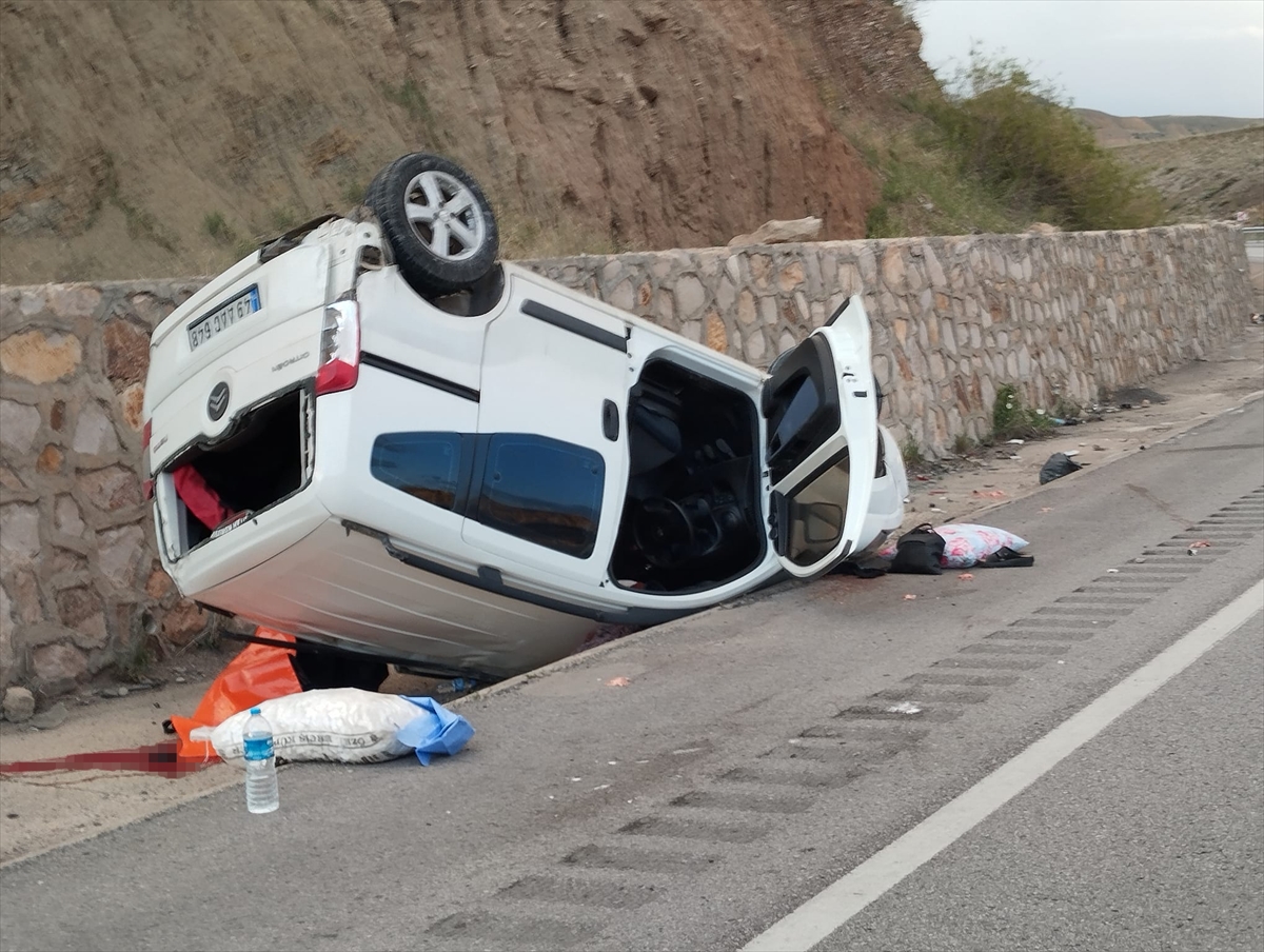 Sivas'ta devrilen hafif ticari araçtaki 1 kişi öldü, 2 kişi yaralandı