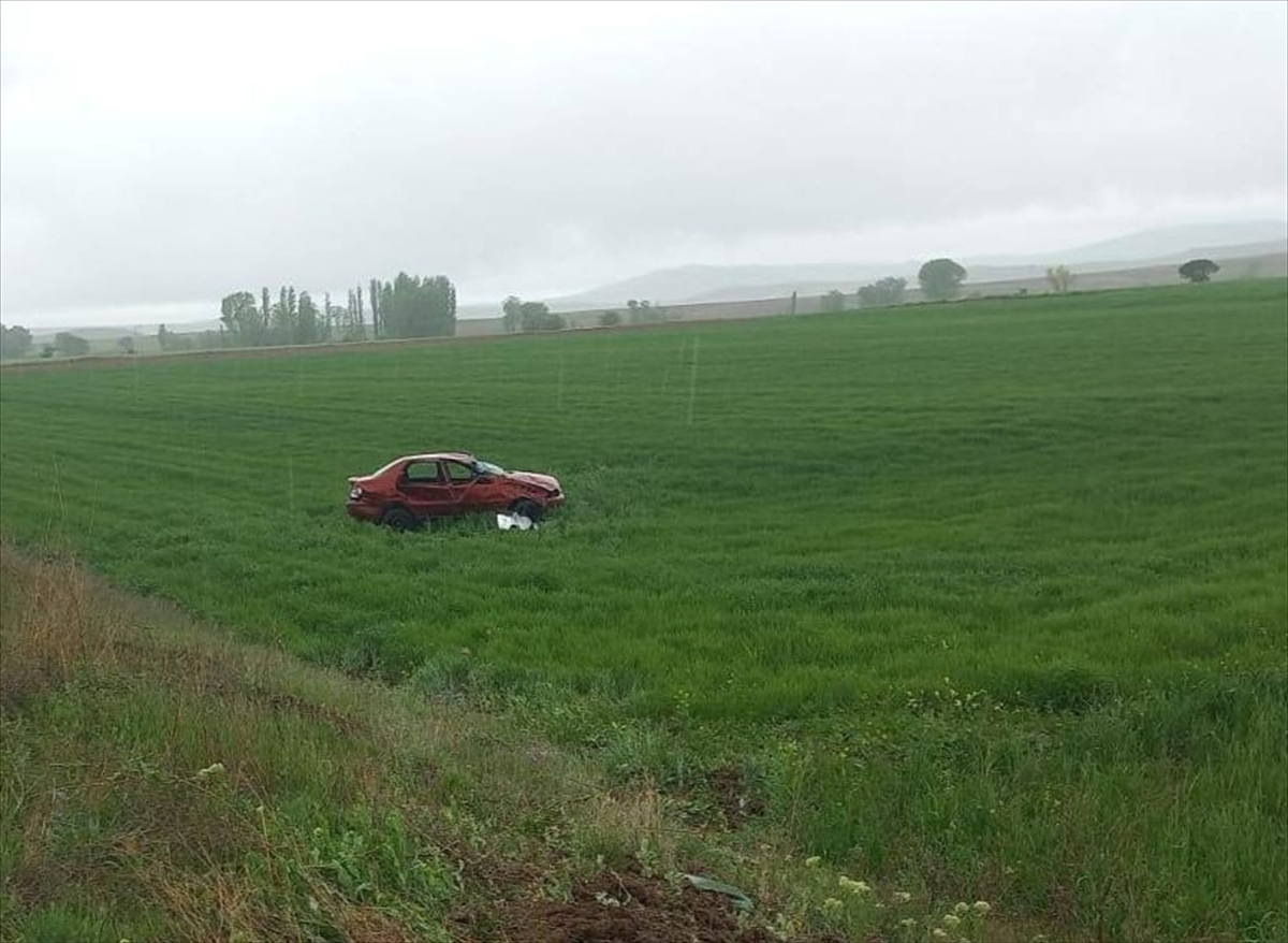 Sivas'ta devrilen otomobildeki 2 kişi öldü, 5 kişi yaralandı