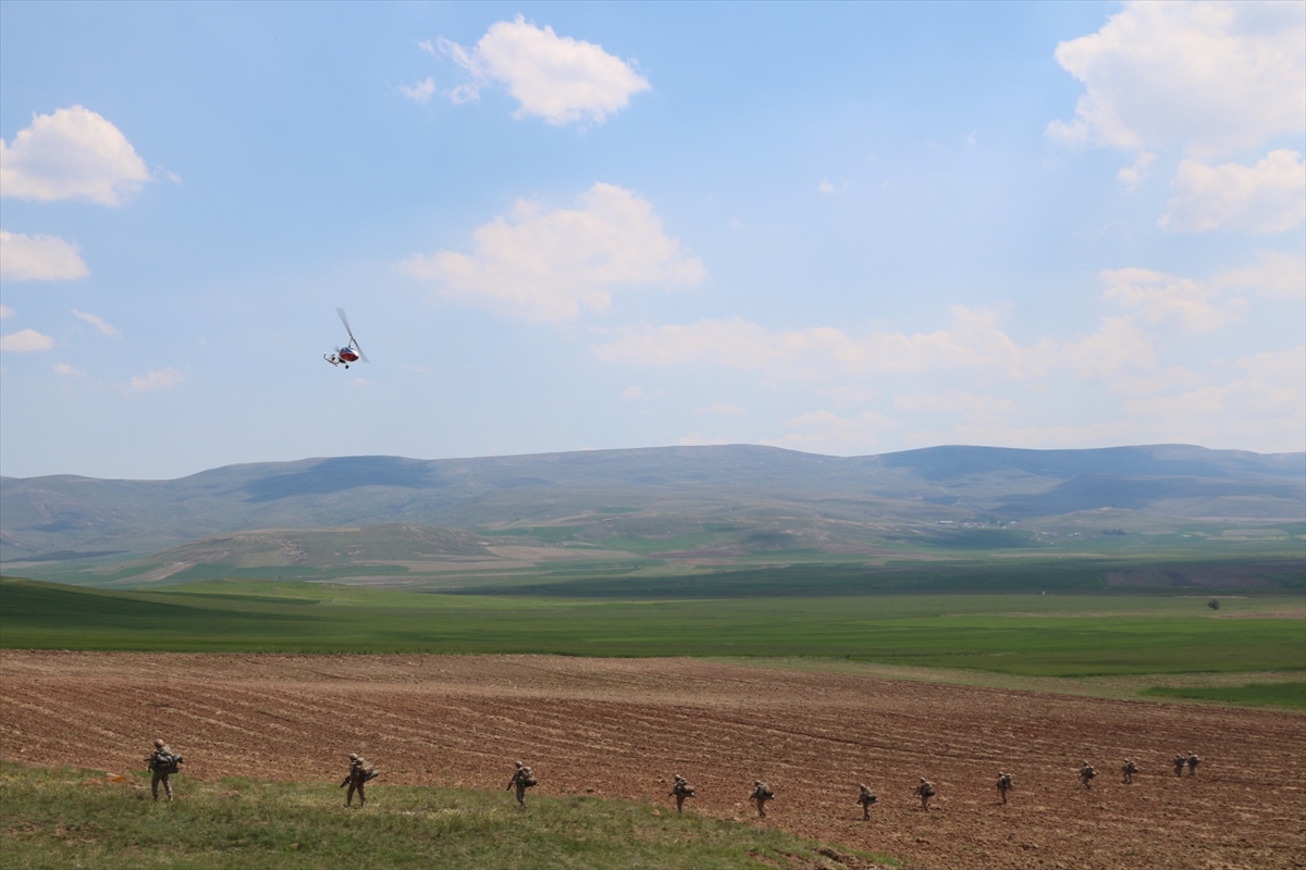 Sivas'ta jandarma ekipleri cayrokopterle denetim yaptı