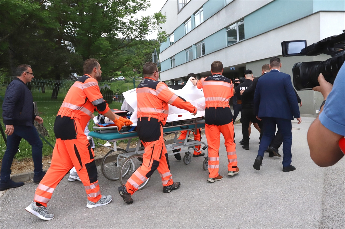 Slovakya Başbakanı Robert Fico, uğradığı silahlı saldırıda yaralandı