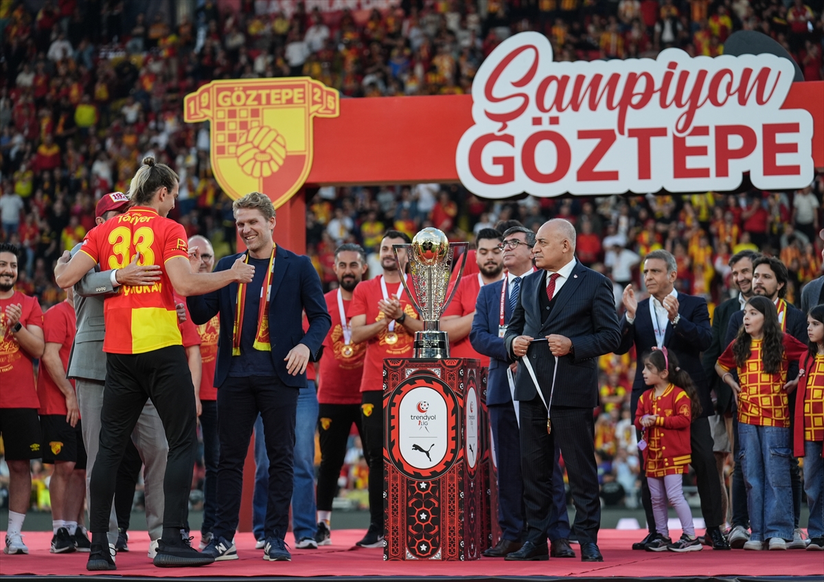 Süper Lig'e yükselen Göztepe, kupasını aldı