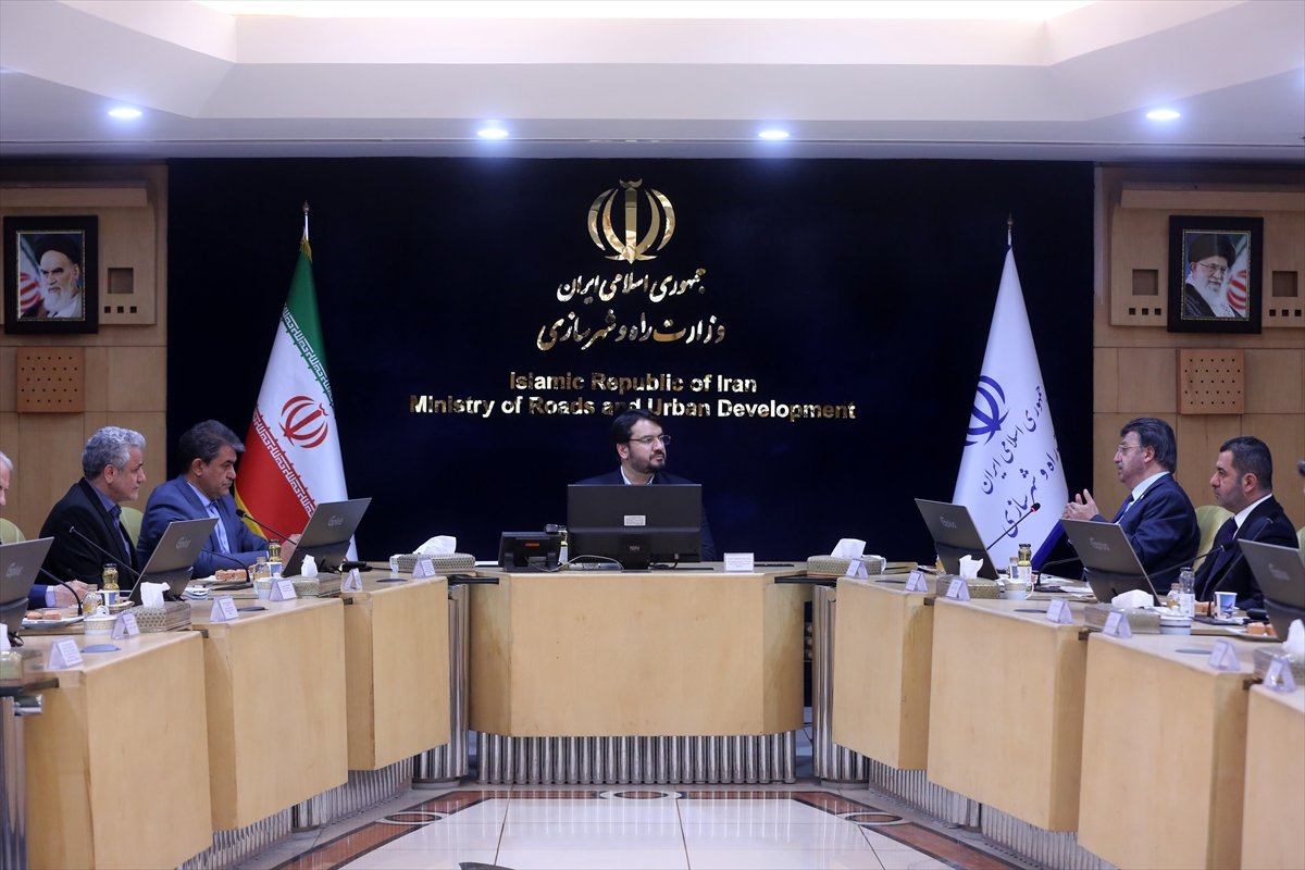 Tahran’ı ziyaret eden Türk milletvekili heyeti, İran Yol ve Şehircilik Bakanı ile görüştü