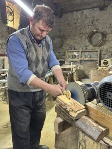 BOLU (AA) – Bolu'da yaşayan Mehmet Bayram, tahta kaşık yaparak