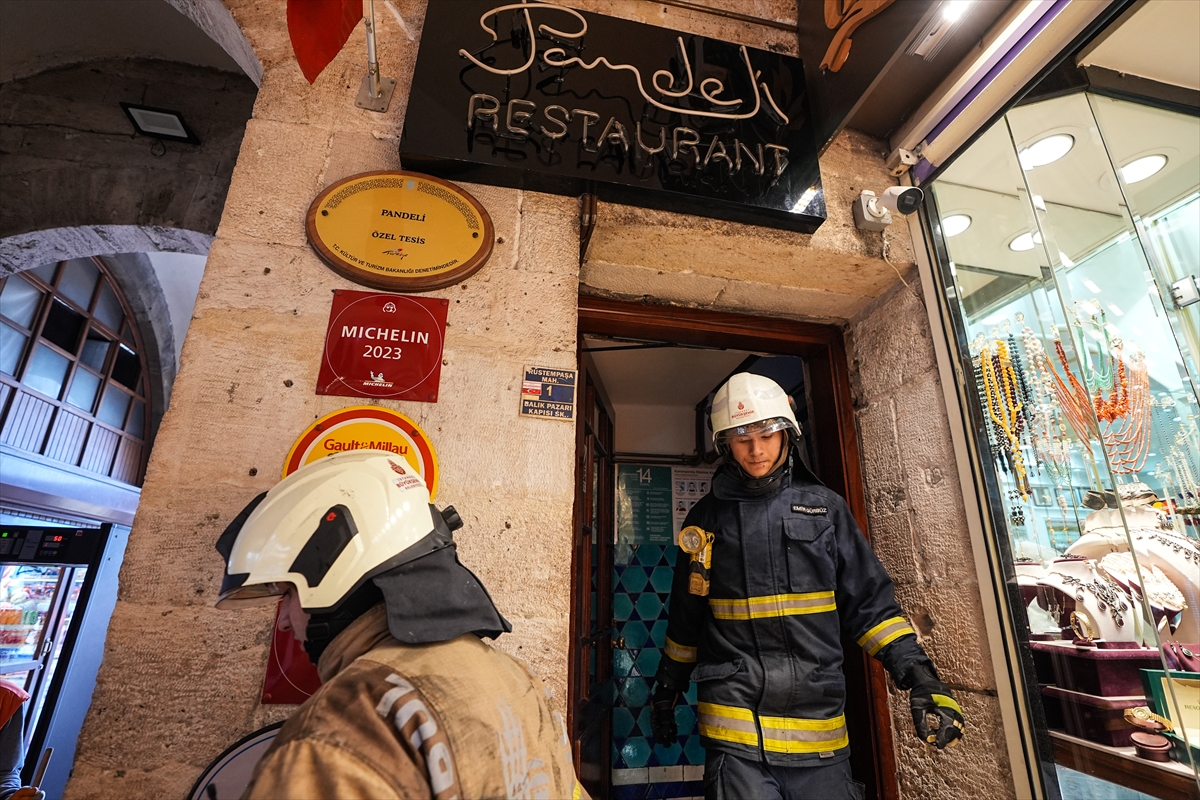 Tarihi Mısır Çarşısı’ndaki restoranın bacasında çıkan yangın söndürüldü