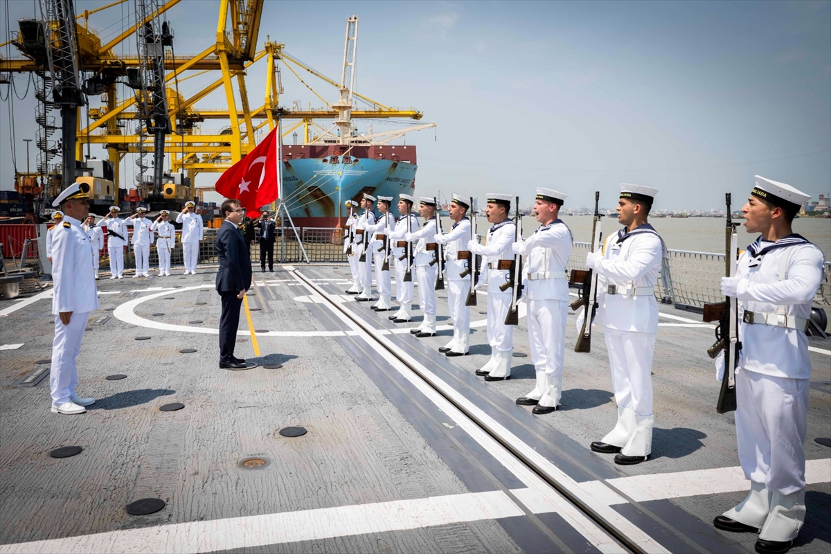 TCG Kınalıada, Bangladeş'in Chittagong Limanı'nı ziyaret etti