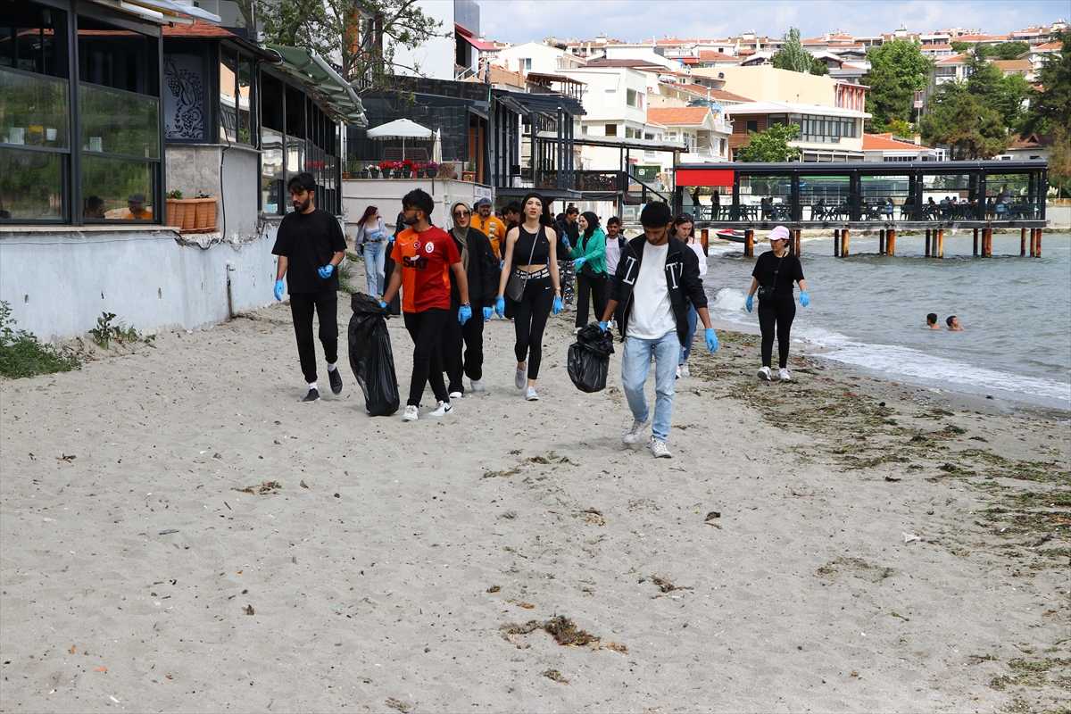 Tekirdağ'da üniversite öğrencileri farkındalık oluşturmak için plajda çöp topladı