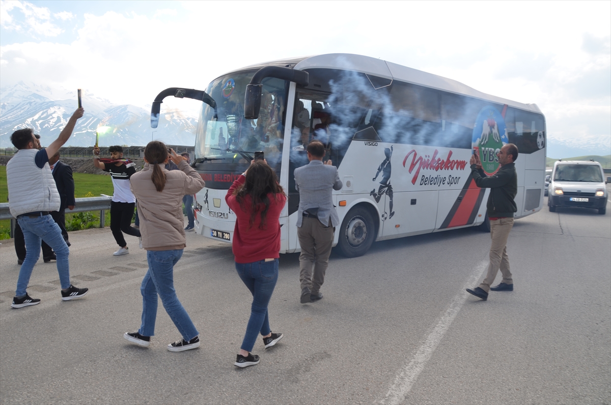 TFF Kadınlar 2. Ligi şampiyonu Yüksekova Belediyespor ilçeye döndü