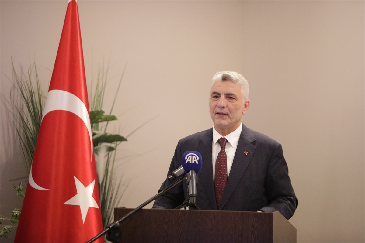 Ticaret Bakanı Bolat, Çekya'da Türk iş insanlarıyla bir araya geldi: