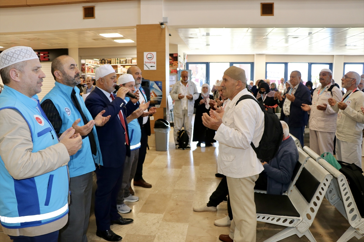 Trabzon'da hacı adayları dualarla kutsal topraklara uğurlandı