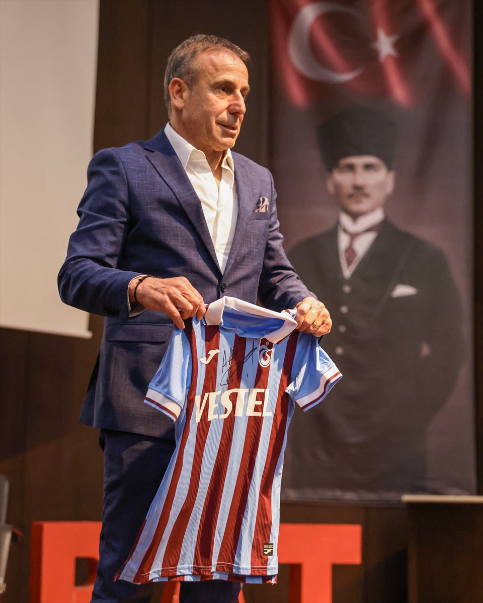 Trabzonspor Teknik Direktörü Avcı, “Spor Hayatına Bakış” sempozyumuna katıldı