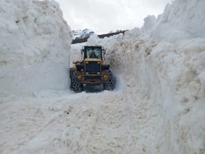 TRABZON (AA) – Trabzon Büyükşehir Belediyesi ekipleri, yüksek rakımlı mahalle